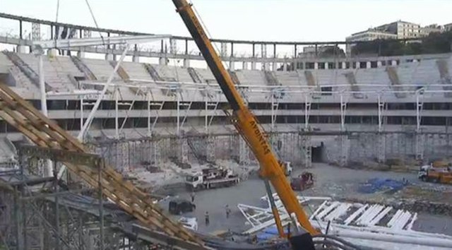 Vodafone Arena'da çatının çökmesi sonrası 2 işçinin yaralandığı ama durumlarının iyi olduğu öğrenildi.