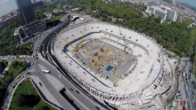 Dolmabahçe'de 1947 yılında yapılarak hizmete açılan Beşiktaş'ın stadının yıkımına 2 Haziran 2013 tarihinde başlanmıştı.