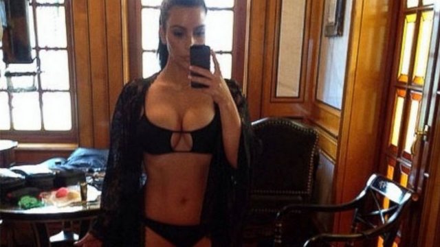 Siyah bir bikiniyle poz veren Kardashian, pozu Instagram'daki takipçileriyle paylaştı. 