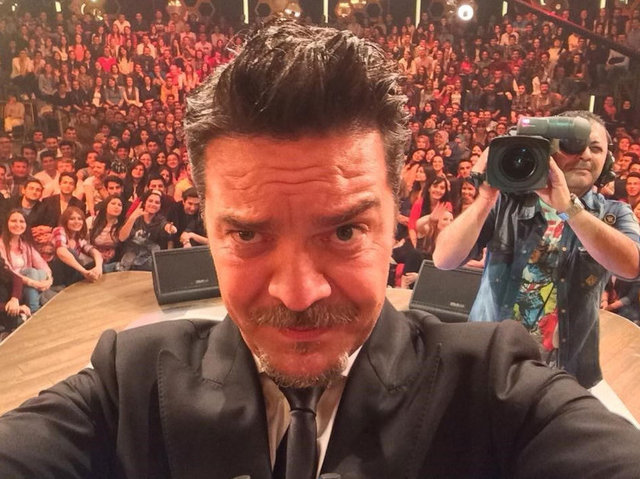 Selfie modasına Beyazıt Öztürk de uydu. Dün akşam yayınlanan programında seyirciyi arkasına alarak selfie çeken Öztürk'ün, Line'daki resmi hesabından paylaştığı fotoğraf, sosyal medyada kısa sürede en çok paylaşılanlar arasına girdi.