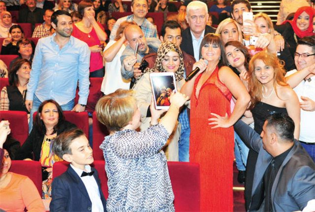 Sevgililer Günü'nde çıkan yeni albümü Galata'nın ilk konserini önceki akşam TİM Maslak Show Center'da veren Sibel Can, selfie modasına uydu.