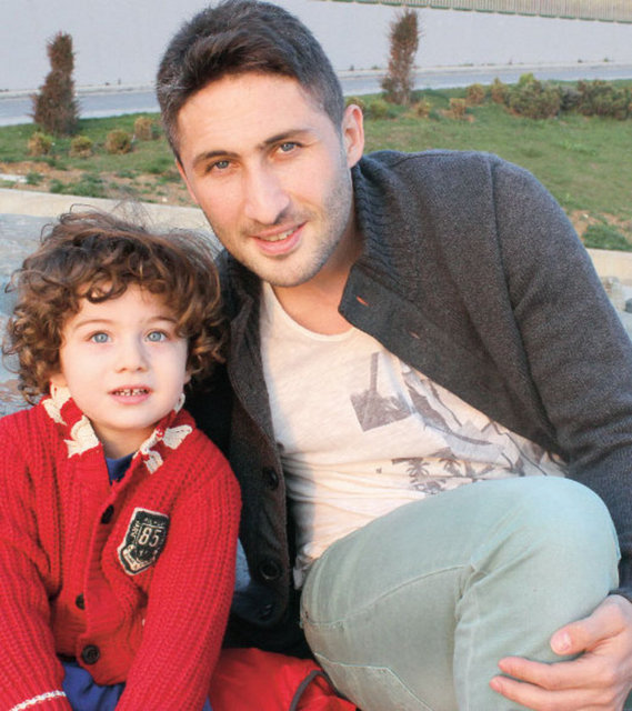 SARIOĞULLARI DA MODAYA UYDU - Galatasaraylı Sabri Sarıoğlu önceki gün Fenerbahçe maçı öncesi oğlu Sarp'la Aqua Florya AVM'de alışveriş yapıp yemek yedi.