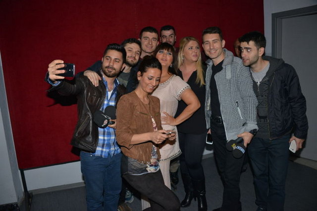 Bileti günler öncesinden tükenen konserden önce basın mensuplarının sorularını yanıtlayan Can, modaya uyarak muhabirlerle 'selfie pozu' verdi. -