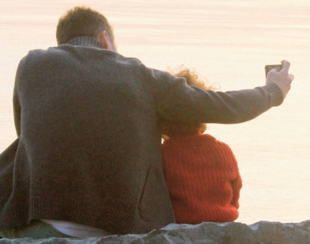 Daha sonra sahilde yürüyüş yapan baba-oğul, deniz kenarındaki kayalıklara oturup batan güneşe karşı birlikte selfie çekti...