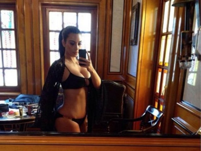 Kardashian, ABD'nin Miami kentinde, İtalyan modacı Versace'nin öldürüldüğü, İngiliz David-Victoria Beckham çifti tarafından satın alınan evde yapılan bir fotoğraf çekimi sırasında bir aynanın önünde seksi bir selfie çekti.