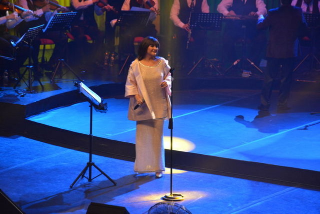 Sibel Can, Tim Maslak Show Center'de yaklaşık üç saat süren konseri boyunca üç farklı kostümle hayranlarının karşısına çıktı.