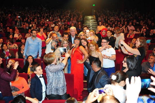 Daha sonra sahneye çıkan ünlü sanatçı, birara seyircilerin arasına indi ve onlarla da selfie pozu verdi.