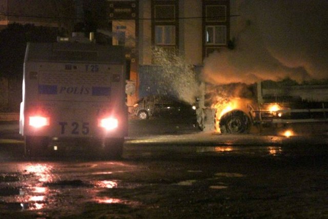 Emniyet, bölgeye çok sayıda takviye polis ekibi sevk etti.