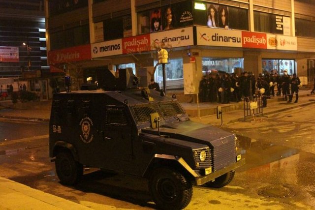Eylemciler de çevik kuvvet polislerine havai fişek atarak karşılık verdi.