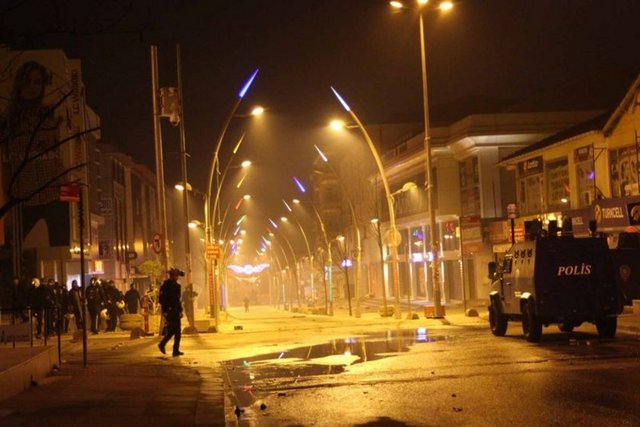 Göstericiler daha sonra cadde üzerine barikatlar kurup, ateşe verdi.