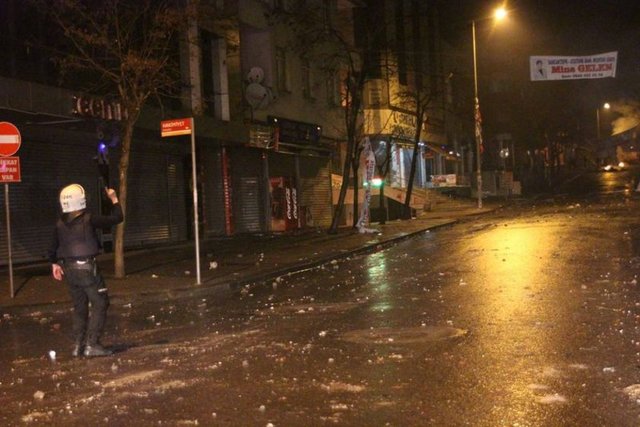 Bu sırada bir çevik kuvvet komiseri, atılan havai fişeğin bacağına isabet etmesi sonucu hafif yaralandı.