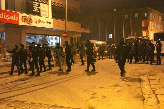 Müdahale sırasında ara sokaklara dağılan göstericiler, park halindeki bir çöp aracına molotof kokteyli atarak ateşe verdiler. Bir süre yanan çöp aracı, TOMA'nın su sıkmasıyla söndürüldü.