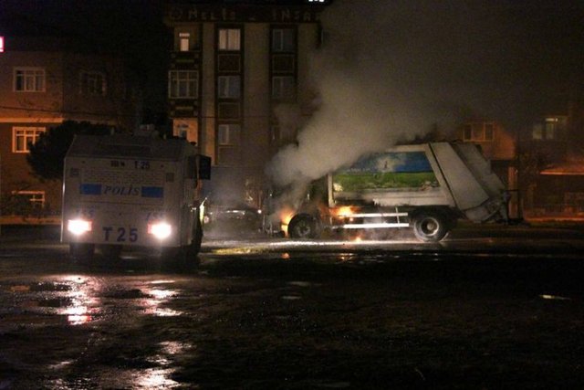 Polis ve eylemciler arasındaki gerginlik zaman zaman alevlendi.
