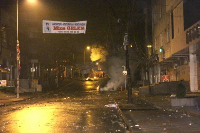 Olay yerine gelen polis ekipleri, gruba tazyikli su ve biber gazıyla müdahalede bulundu.