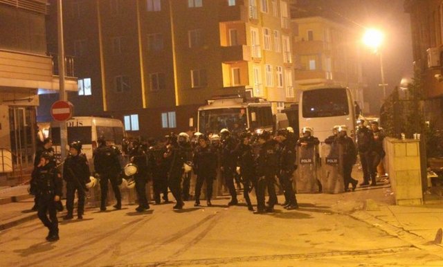 Sancaktepe'de gece saatlerinde Berkin Elvan'ın ölümünü protesto eden bir grup, Demokrasi Caddesi'ni trafiğe kapattı.