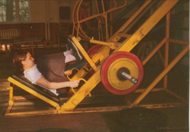 Önceki çalışmalarında 350 kiloya kadar ağırlığı kaldırdığı belirtilen Akulova, "yeryüzünün en güçlü kız çocuğu" olarak adlandırılıyor.