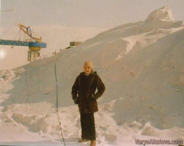 Kazandığı paranın yetersizliği yüzünden yiyecek olarak sadece makarna yiyebildiğini söyleyen Akulova "Çünkü başka yiyecek almaya paramız yetmiyor." diyor.