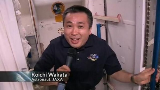 Astronotlar 90 dakika süren canlı yayın sırasında Twitter üzerinden kendilerine yöneltilen sorulara da yanıt verdi. -  - İşte o sorular ve yanıtlardan bazıları: