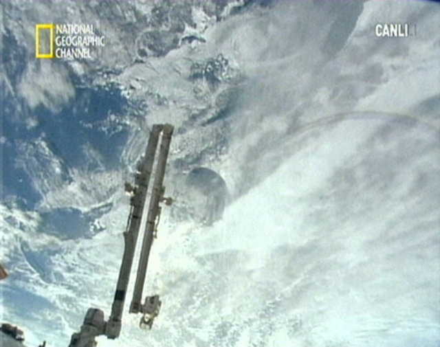 9. Yerden kaç kilometre yüksektesiniz? - 380 kilometre.