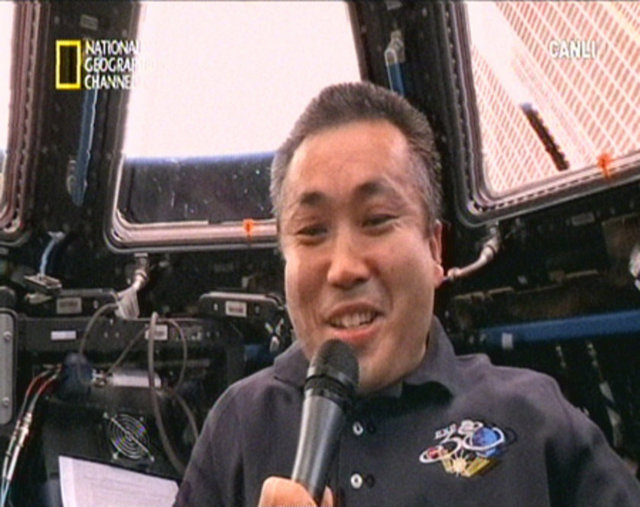 7. Tıraş olabiliyor musunuz? - Evet astronotlara özel bir tıraş jeli ve normal jiletle çok dikkat ederek tıraş oluyoruz.