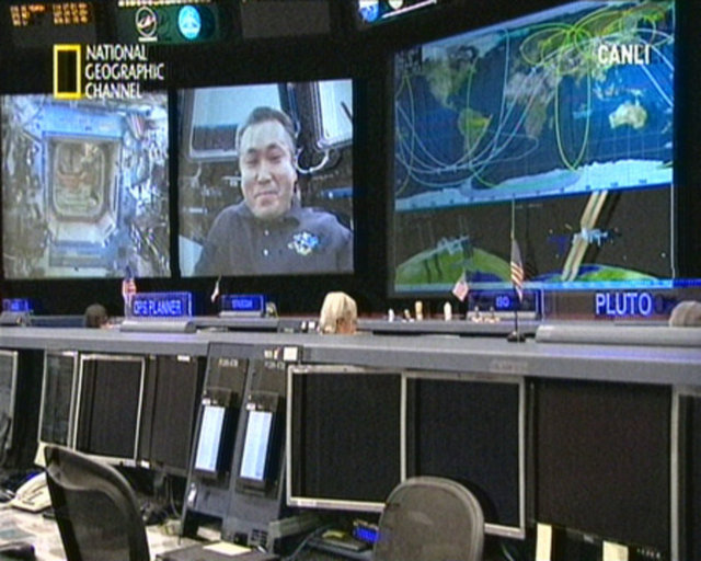 6. En son hangi filmi izlediniz? - Film izliyoruz. En son 'Yerçekimi' filmini izledik.