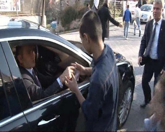 Zarrab'ın aracı polis merkezinin bahçesine kadar girdi. İçeride 20 dakika kalan Zarrab polis merkezinden ayrılırken, ön koltukta oturan koruması aracın yanına gelen çocuklara 200'er lira verdi.