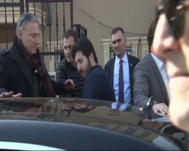 17 Aralık soruşturması kapsamında tutuklandıktan sonra 28 Şubat'ta haftada bir imza atması şartıyla "Adli kontrol tedbiri" kapsamında serbest bırakılan iş adamı Reza Zarrab polis merkezine gelerek ikinci imzasını attı.