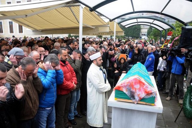 İkindi namazında kaldırılan cenazeye aile ve yakınlarının yanı sıra Kenan İmirzalıoğlu, Halit Ergenç ve Bergüzal Koral'in de aralarında bulunduğu çok sayıda oyuncu da katıldı.