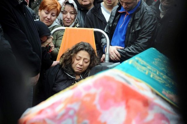 Cenaze namazı öncesi Ece'nin annesi Ebru ve babası Aydın Yılmaz kızlarının tabutundan ayrılamadı. Babası uzun süre tabutu sıvazladı ve öptü. Gözyaşlarına boğulan anne ise bir süre sonra baygınlık geçirdi.