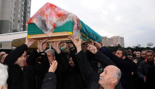 Sirkeci'de feribottan aracın düşmesi sonucu hayatını kaybeden 5 yaşındaki Ece Su Yılmaz'ın cenazesi, kılınan namazın ardından toprağa verildi. Cenazeye katılan ünlü oyuncular da gözyaşlarını tutamadı