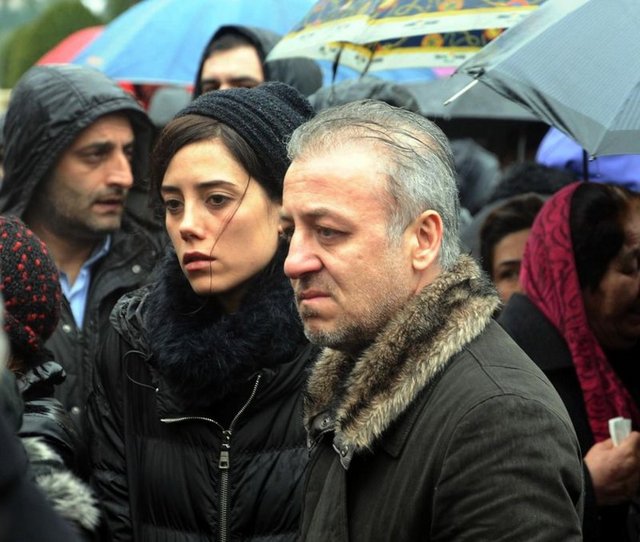 Cenaze namazı öncesi helallik istendi. Namazın ardından minik Ece'nin tabutu omuzlarda cenaze aracına taşındı. Ece, Büyük Halkalı Mezarlığı'nda toprağa verildi.