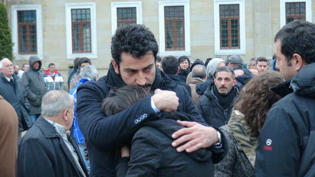 Sanatçılardan Kenan İmirzalıoğlu, minik Ece'yi tanıdığını belirterek, "Başımız sağolsun" dedi.