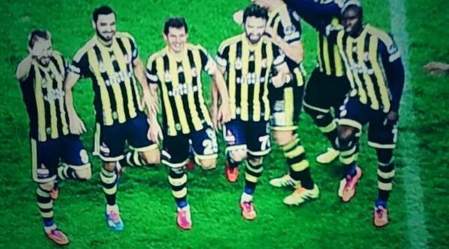 - Abi siz niye hep böyle duruyorsunuz ya?