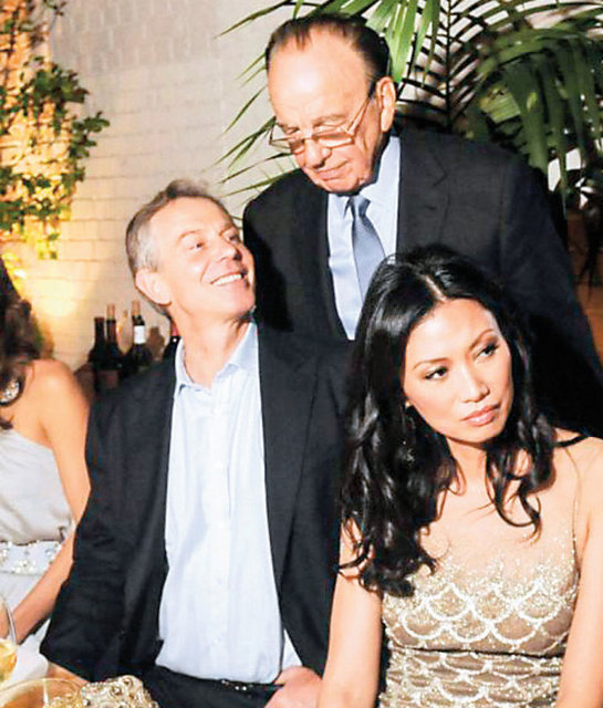 Ve Tony Blair, Deng ve Murdoch, aynı karede. 3'lü ne gülüyor ne de keyifli.