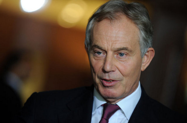 Eski başbakan Blair'in, adının aşk dedikodusuna karıştığı Murdoch'un eski karısı Deng ve Murdoch'la aynı karede yer aldığı fotoğraflar ortaya çıktı.