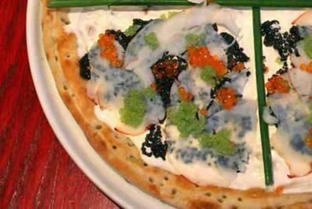 Dünyanın en pahalı pizzası: O pizzayı New York`taki Nino`s Bellisima pizzacısı yaptı. Pahalı olması kullanılan malzemelere bağlanıyor: Siyah havyar, somon, wasabi. Pizza 8 dilim ve dilimi 125 dolardan satılıyor. Alıp yiyen çok.  -  - Fiyatı: 1000 dolar.
