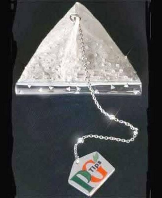 Elmas süslü çay poşeti: İngiliz çay üreticisi PG Tips, 75'inci yıldönümünde elmaslarla süslü bu çay poşetini hazırladı. Çay poşeti satıldı, geliri bir vakfa bağışlandı ama alan kişinin çayı içip içmediği bilinmiyor.  -  - Fiyatı: 14 bin dolar.