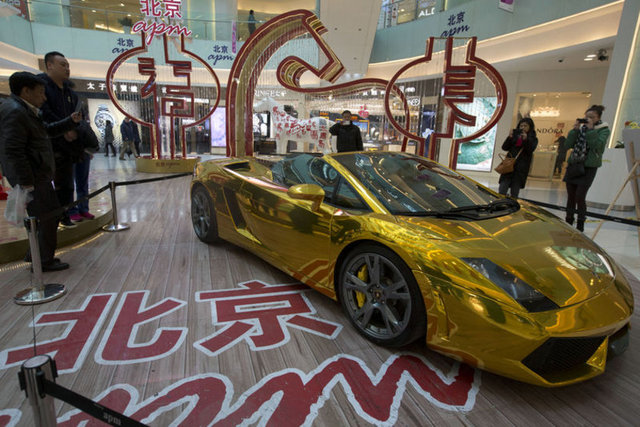 ÇİNLİLER LÜKSE ÇABUK ALIŞTIÇin'in başkenti Pekin'de bir alışveriş merkezinde sergilenen altın kaplamalı Lamborghini 4.9 milyon dolara satışa sunuldu.