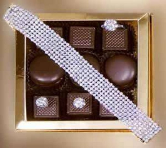 Mücevherle kaplı çikolata kutusu: Aslında çikolata kutusundan çok mücevher kutusu. Le Chocolate firması, Simons Jewelers firmasıyla işbirliğinin sonucunda ortaya çıktı. Bir işadamı sevgilisi için doğum günü hediyesi olarak aldı.  - Fiyatı: 1.5 milyon dolar.