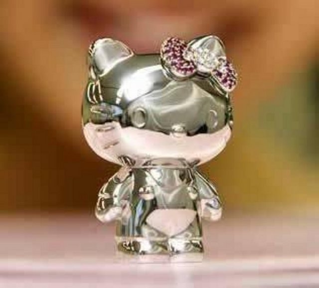 Platin Hello Kitty: Çizgi film karakteri Hello Kitty sadece 590 gram. Platinden yapılmış. Üstelik fiyonku değerli taşlarla bezenmiş. Aralık 2006`da Tokyo`daki Mitsukoshi mağazasında satışa çıktı ve kısa sürede alıcı buldu.  -  - Fiyatı: 163 bin dolar.