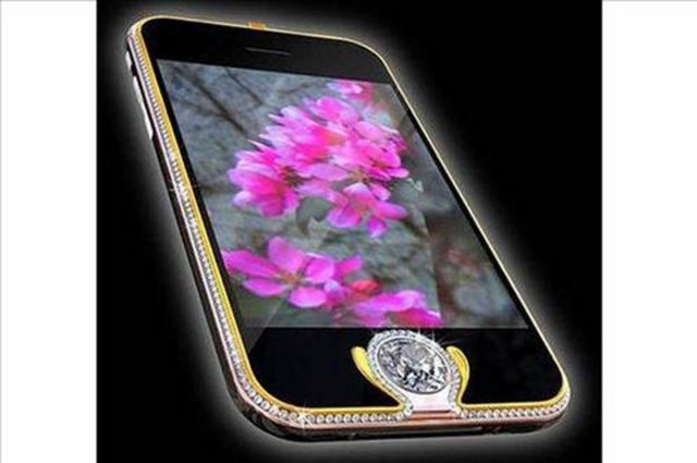 Elmas taşlarla süslü Apple iPhone 3G Kings, fiyatı 2.4 milyon dolar.
