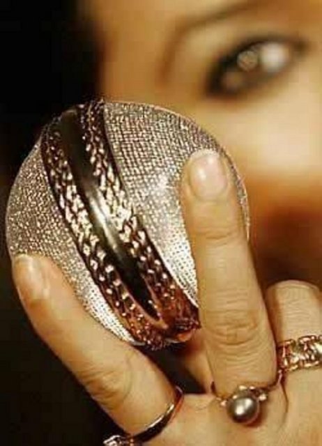 En pahalı kriket topu: Top deyip geçmemek lazım. Üzerinde 5 bin 728 elmas var. Bu kriket topunu 2007'de alıcı buldu.