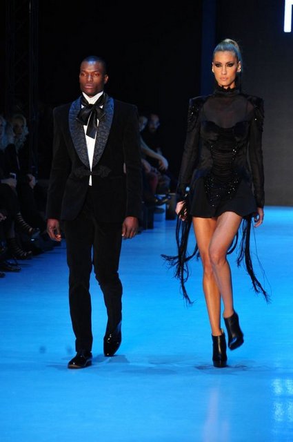 Mercedes-Benz Fashion Week Istanbul, Hakan Akkaya'nın defilesiyle son bulurken, gecenin baş mankenliğini Çağla Şikel yaptı.