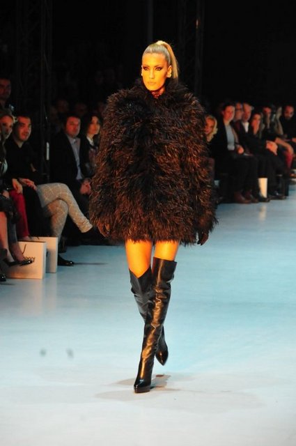 Bunun üzerine salon kahkahaya boğuldu.