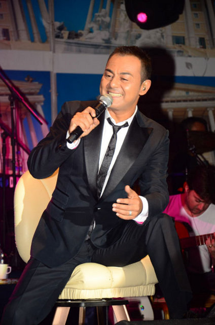 Şıkel'in telefonu çalınca yanında eşi Emre Altuğ'un olmadığını gören şarkıcı,