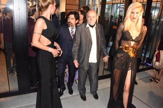 - Ünlü manken Çağla Şıkel elbisesiyle ilgi odağı oldu.