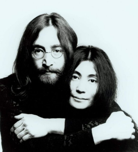 İkilinin, Lennon'ın Double Fantasy isimli son kaydı üzerinde çalışırken ki görüntülerinin olduğu kitabın adı da '1980'.