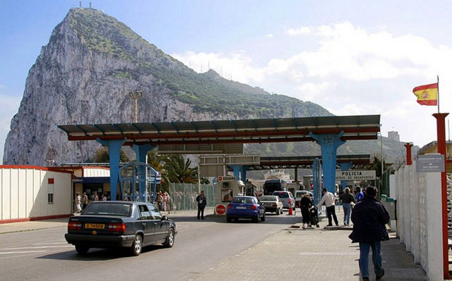 2. İngiltere - İspanya İspanya'nın ucundaki Gibraltar yarım adası İngiliz kolonisi. Gibraltar'dan İspanya'ya geçiş de bu şekilde oluyor.