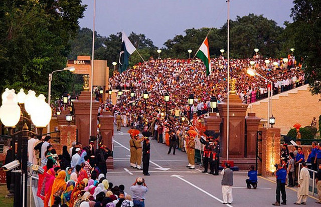 20. Pakistan - HindistanWagah sınır seremonisi, günlük bir askeri rutin. 1959 yılından beri her akşam yapılıyor.