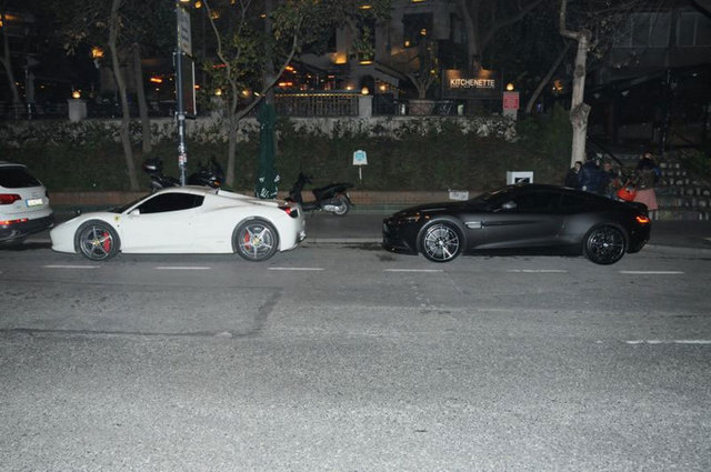 Ferrari'den Aston Martin'e sarı-lacivertli yıldızların yola park ettiği otomobillerin toplam fiyatı 5 milyon lirayı geçti.